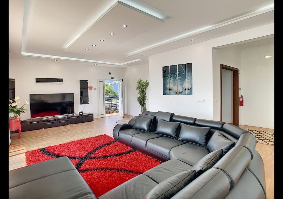 Простора вітальня Villa Prainha